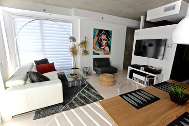 Diseño de salón para visitas abierto contemporáneo de tamaño medio sin chimenea con paredes blancas, suelo de madera clara, televisor colgado en la pared y suelo beige
