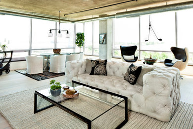 Imagen de salón abierto actual grande con paredes beige, suelo de madera clara y suelo beige