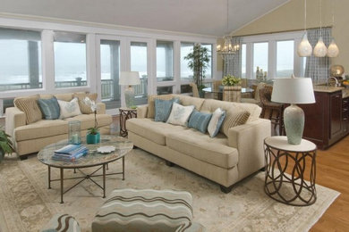 Repräsentatives, Fernseherloses, Offenes, Mittelgroßes Maritimes Wohnzimmer ohne Kamin mit beiger Wandfarbe, hellem Holzboden und braunem Boden in Miami