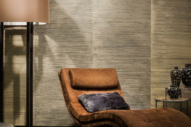 Стильный дизайн: гостиная комната в стиле кантри с коричневыми стенами - последний тренд