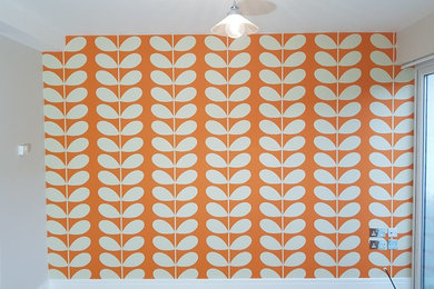 Diseño de salón moderno con parades naranjas