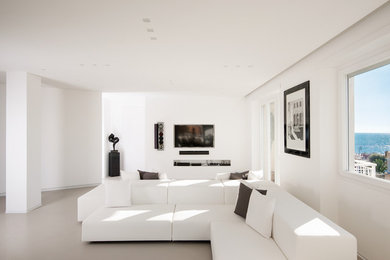 Ispirazione per un soggiorno design con pareti bianche, pavimento in gres porcellanato e TV a parete