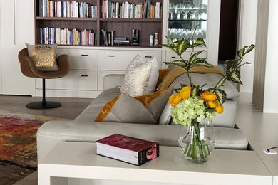 Ispirazione per un soggiorno tradizionale con libreria, parquet chiaro e pavimento beige