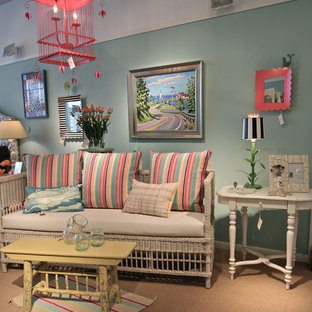 Mittelgroßes, Fernseherloses, Offenes Shabby-Chic Wohnzimmer ohne Kamin mit Teppichboden und blauer Wandfarbe in Sonstige