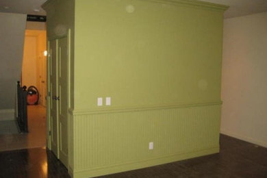 Ejemplo de salón para visitas abierto tradicional de tamaño medio con paredes verdes y suelo de madera en tonos medios