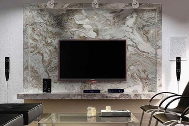 Ejemplo de salón para visitas abierto actual grande con paredes grises, suelo de madera clara y televisor colgado en la pared