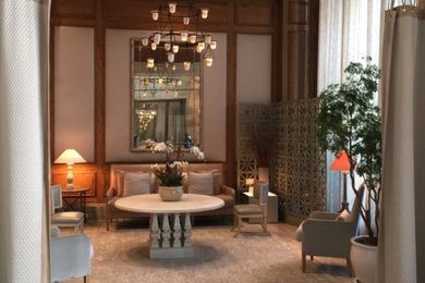 Ejemplo de salón para visitas abierto tradicional grande con paredes beige y suelo de madera en tonos medios