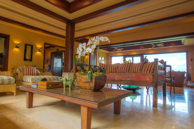 Modelo de salón para visitas abierto tropical de tamaño medio sin chimenea con paredes beige, suelo de baldosas de porcelana y suelo beige