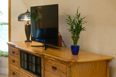 Foto de salón rústico de tamaño medio con paredes beige, suelo de baldosas de cerámica, televisor independiente y suelo beige