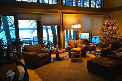 Modelo de salón para visitas abierto tradicional grande sin chimenea y televisor con paredes beige y suelo de madera clara
