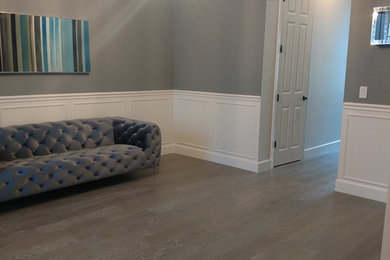 Diseño de salón para visitas cerrado clásico renovado de tamaño medio sin chimenea y televisor con paredes grises, suelo de madera en tonos medios y suelo marrón