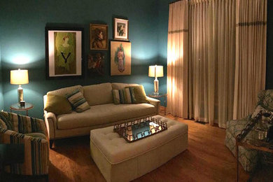 Ejemplo de salón cerrado tradicional renovado de tamaño medio con paredes azules y suelo de madera en tonos medios