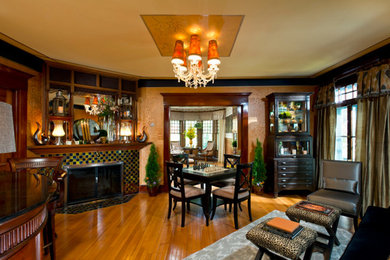 Diseño de salón cerrado clásico grande con suelo de madera en tonos medios y chimenea de esquina