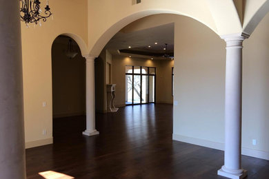 Idee per un ampio soggiorno tradizionale aperto con pareti beige, parquet scuro, camino classico, cornice del camino in pietra, sala formale e pavimento marrone