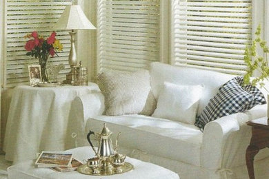 他の地域にあるお手頃価格の中くらいなトラディショナルスタイルのおしゃれなリビング (白い壁、塗装フローリング、白い床) の写真