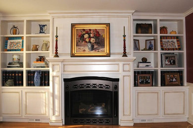 Imagen de salón abierto clásico de tamaño medio con paredes blancas, suelo de madera clara, todas las chimeneas y marco de chimenea de madera