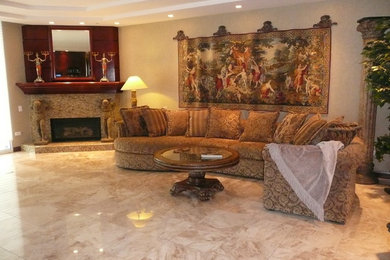 Diseño de salón para visitas abierto tradicional grande sin televisor con paredes beige, suelo de mármol, chimenea de esquina, marco de chimenea de piedra y suelo marrón
