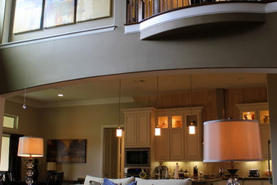 Modelo de salón para visitas tipo loft clásico renovado grande con paredes marrones