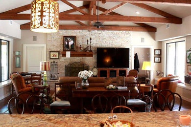 サンディエゴにあるお手頃価格の中くらいなトラディショナルスタイルのおしゃれなリビング (ベージュの壁、スレートの床、標準型暖炉、石材の暖炉まわり、壁掛け型テレビ) の写真