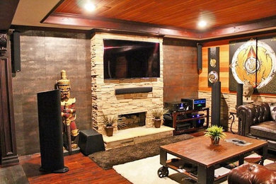 ラスベガスにあるお手頃価格のエクレクティックスタイルのおしゃれなリビング (標準型暖炉、石材の暖炉まわり、壁掛け型テレビ) の写真