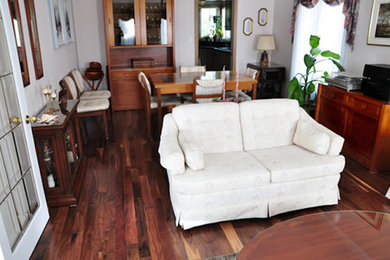 Uriges Wohnzimmer mit weißer Wandfarbe und braunem Holzboden in Toronto