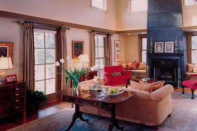 Foto de salón abierto contemporáneo de tamaño medio con paredes beige, suelo de madera clara, todas las chimeneas, marco de chimenea de metal y suelo negro