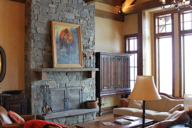 Ejemplo de salón para visitas abierto tradicional grande sin televisor con paredes beige, suelo de madera oscura, todas las chimeneas, marco de chimenea de piedra y suelo marrón
