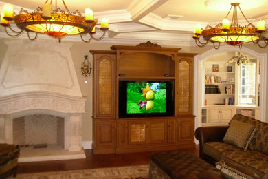 Ejemplo de salón grande con paredes beige y pared multimedia