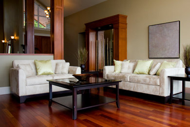 Imagen de salón abierto tradicional de tamaño medio con paredes beige, suelo de madera oscura y suelo marrón