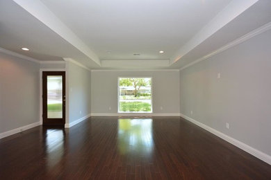 Imagen de salón para visitas abierto clásico de tamaño medio con paredes marrones, suelo de madera oscura y suelo marrón