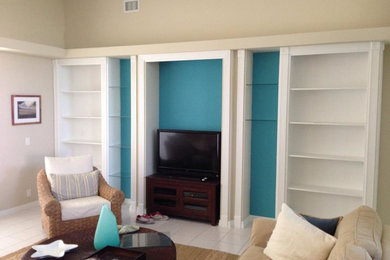 Offenes Klassisches Wohnzimmer mit beiger Wandfarbe, Keramikboden und freistehendem TV in Miami