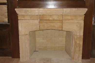 Cette image montre un salon avec une cheminée standard et un manteau de cheminée en pierre.