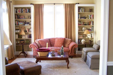 Imagen de salón para visitas cerrado clásico sin televisor con paredes beige y suelo de madera en tonos medios