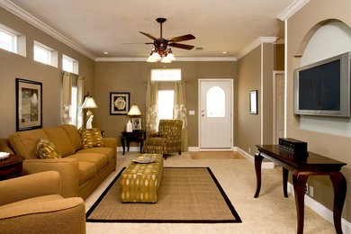 Diseño de salón para visitas cerrado tradicional de tamaño medio sin chimenea con paredes beige, moqueta y televisor colgado en la pared