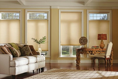 Imagen de salón cerrado tradicional de tamaño medio sin chimenea y televisor con paredes amarillas, suelo de madera oscura y suelo marrón