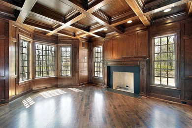 Foto på ett stort amerikanskt separat vardagsrum, med ett finrum, bruna väggar, mörkt trägolv, en standard öppen spis, en spiselkrans i metall och brunt golv
