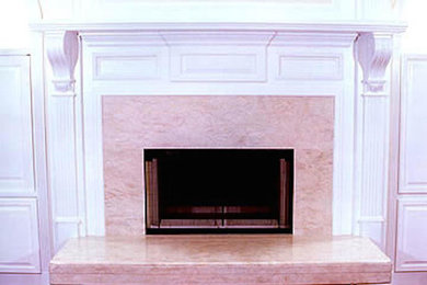 ローリーにある中くらいなおしゃれなリビング (白い壁、濃色無垢フローリング、標準型暖炉、タイルの暖炉まわり) の写真