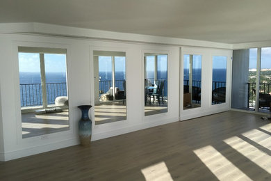 Пример оригинального дизайна: большая изолированная гостиная комната в морском стиле с белыми стенами, паркетным полом среднего тона и коричневым полом без камина
