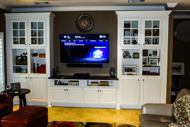 Exemple d'un salon chic de taille moyenne avec un mur marron et un téléviseur fixé au mur.