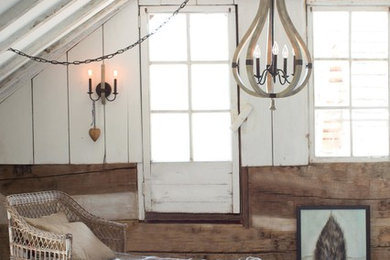 Foto de salón abierto de estilo de casa de campo de tamaño medio sin chimenea y televisor con paredes blancas, suelo de madera pintada y suelo beige