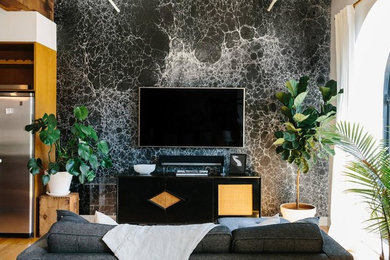 Ejemplo de salón minimalista con televisor colgado en la pared