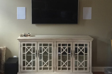 Mittelgroßes, Repräsentatives Klassisches Wohnzimmer ohne Kamin mit beiger Wandfarbe, dunklem Holzboden, TV-Wand und braunem Boden in Orange County