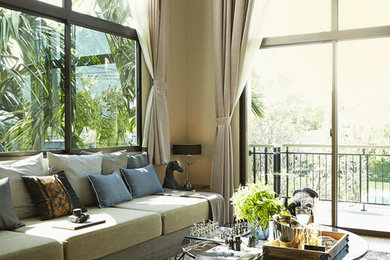 Esempio di un soggiorno classico di medie dimensioni con pareti beige, pavimento in legno massello medio e pavimento marrone