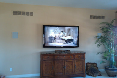 Foto de salón para visitas abierto tradicional con paredes beige, moqueta y televisor colgado en la pared