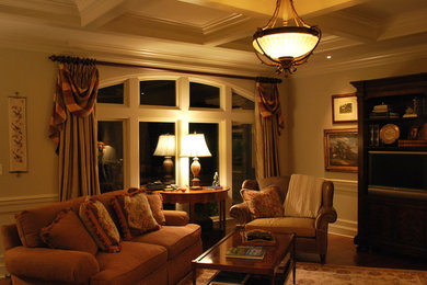 Diseño de salón para visitas abierto clásico de tamaño medio sin chimenea y televisor con paredes marrones, suelo de madera en tonos medios y suelo marrón