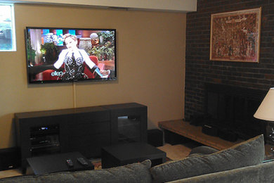 Ejemplo de salón para visitas cerrado clásico de tamaño medio con televisor colgado en la pared