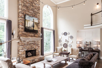 アトランタにある広いトランジショナルスタイルのおしゃれなリビング (ベージュの壁、濃色無垢フローリング、標準型暖炉、石材の暖炉まわり、テレビなし、茶色い床) の写真