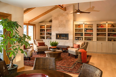 Diseño de salón para visitas abierto tradicional renovado con paredes beige, suelo de madera en tonos medios, chimenea lineal y marco de chimenea de baldosas y/o azulejos