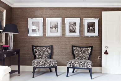 На фото: большая гостиная комната в классическом стиле с коричневыми стенами, ковровым покрытием, горизонтальным камином и серым полом