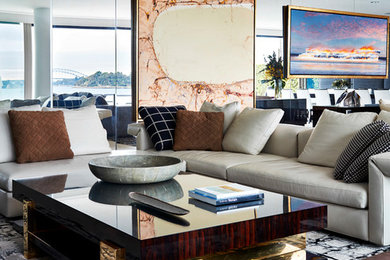 Esempio di un grande soggiorno contemporaneo aperto con sala formale, pareti multicolore, pavimento in pietra calcarea, TV autoportante e pavimento beige